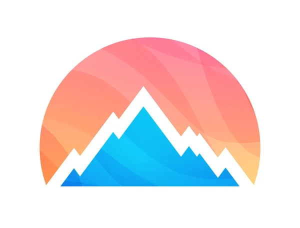 Etiqueta de montaña aislado en blanco - Vector redondo emblema de las montañas alpinas para la empresa de viajes . — Vector de stock