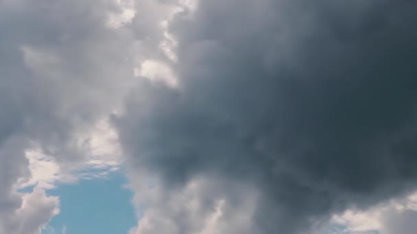 Wolkenbild nach Regen mit dunklen Wolken und sonnig blauem Himmel — Stockvideo