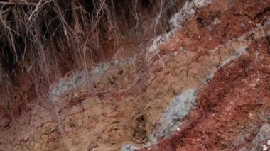 Doğanın çevre duvar kağıdında renkli kil katmanları olan jeoloji arka planı
