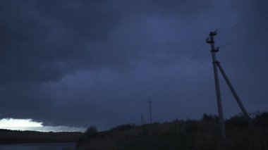 Elektro iletimli gölün yakınındaki açık hava gece manzarası
