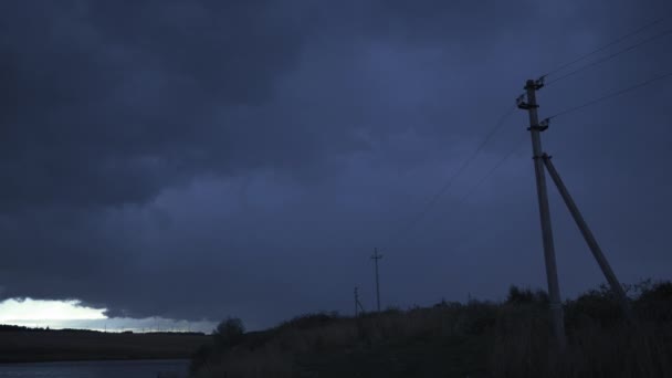Paisagem noturna ao ar livre perto do lago com transmissões Electro — Vídeo de Stock