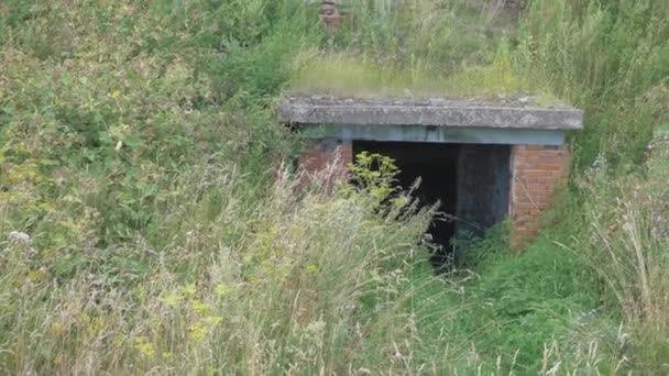 Landelijke ondergrondse opslag onder Hill als een militaire bunker — Stockvideo