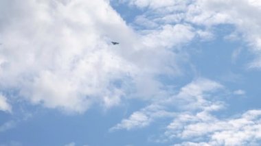 Eğitim paraşütü çift kanatlı uçaktan atlıyor