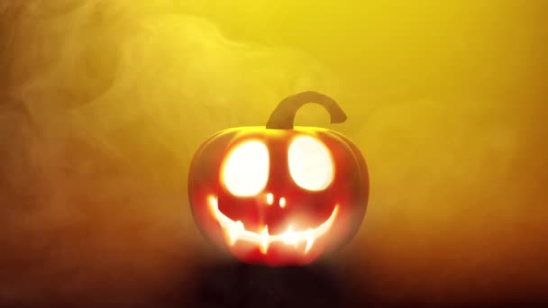 Halloween dýně osvětlené svíčkovou lucernou ve žluté zakouřené atmosféře — Stock video