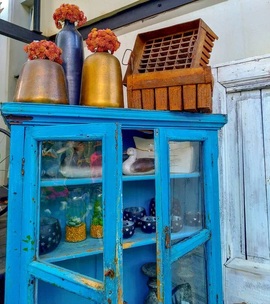 Een Oud Gehavend Blauw Kabinet Met Glas — Stockfoto