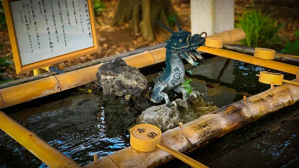 Japonya 'daki tapınakların ya da tapınakların girişinde kendilerini Chozu ya da Temizu ritüeliyle arındırmak için ziyaret eden insanlar için ahşap ya da taş çeşmeler vardır. Böylece vücudu ve zihni kötü enerjilerden arındırırlar..