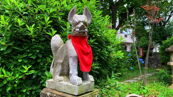 Tilki heykeli, Kitsune. Onları Japonya 'daki birçok tapınakta bulabilirsiniz. Inari, Japonya 'nın bereket, tarım, sanayi, pirinç, tilki ve genel olarak başarı tanrısıdır. İnari tilkileri ya da kitsune onun habercisi gibi davranır..
