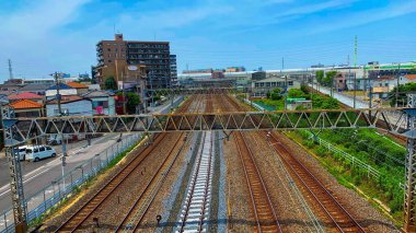 Yükseltilmiş köprüden Japon Demiryolu raylarının görüntüsü.