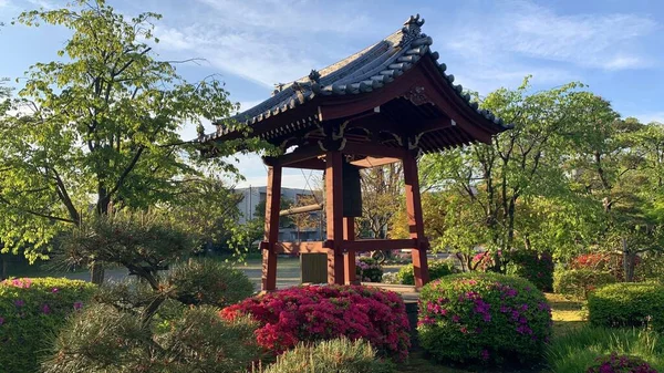 Nagachikayama Myokenji Tapınağı 'nın girişindeki çan kulesi. Shin Myokenji Tapınağı olarak da bilinir. Toda şehrinde yer alıyor. Nichiren döneminde inşa edilmiş..