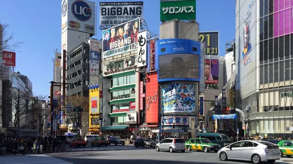 Shibuya Geçidi. Tokyo 'ya giderseniz, mükemmelliği ziyaret edeceğiniz yerlerden biri.. 