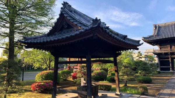 Nagachikayama Myokenji Tapınağı 'nın girişindeki Japon Arındırma Çeşmesi. Shin Myokenji Tapınağı olarak da bilinir. Toda şehrinde yer alıyor. Nichiren döneminde inşa edilmiş..