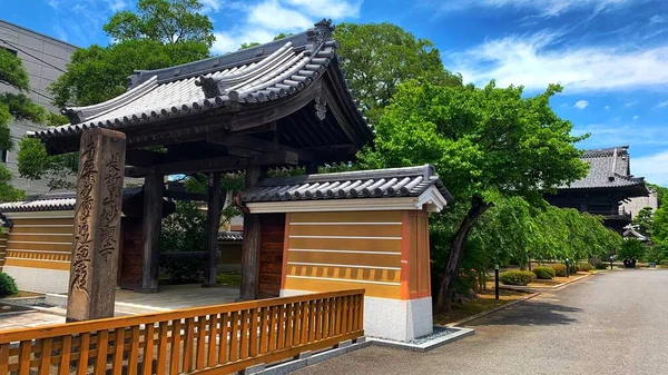 Beş katlı dağ Nagachikayama Myokenji Tapınağı 'nın girişini sağlar. Shin Myokenji Tapınağı olarak da bilinir. Toda şehrinde yer almaktadır. Nichiren Dönemi 'nde inşa edildi..