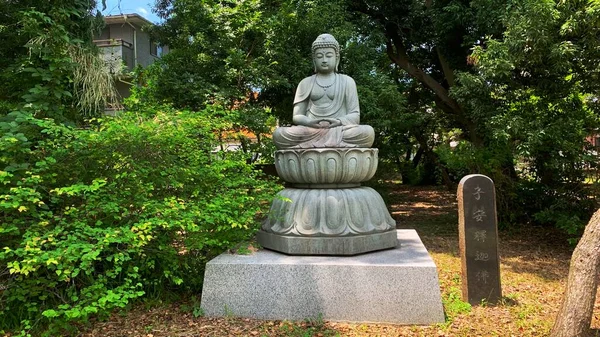 Japon tapınağındaki Buda Heykeli. Nagachikayama Myokenji Tapınağı. Shin Myokenji Tapınağı olarak da bilinir. Toda şehrinde yer almaktadır. Nichiren Dönemi 'nde inşa edildi..