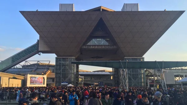 Tokyo Bigh Görüşü. Tokyo 'daki Amblematik Kongre Merkezi. En çok insanın ilgisini çeken olaylardan biri COMIKET. Profesyonel olmayan mangaklar mangalarını satmak ve tanıtmak için buluşurlar. Kostümlü oyunlar da çok sayıda hayran ve fotoğrafçıyı cezbediyor.