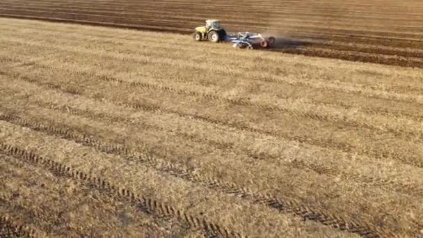 Luftaufnahme Eines Traktors Bei Der Feldarbeit — Stockvideo