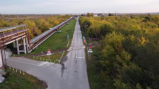 工業地帯を横断する鉄道の上を無人機で飛行する 空中風景 — ストック動画