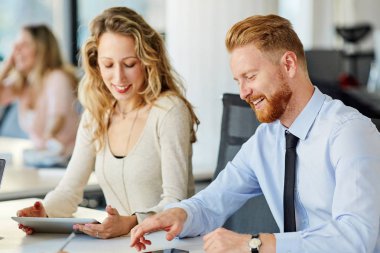 İki arkadaşları ofiste tartışıyor