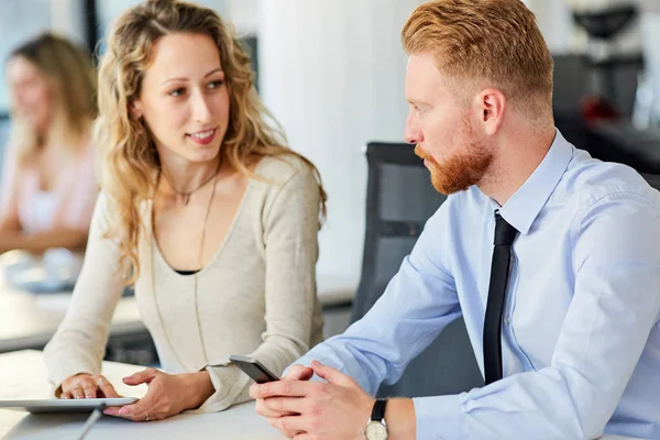 Two Colleagues Discussing Office — Stock Photo, Image