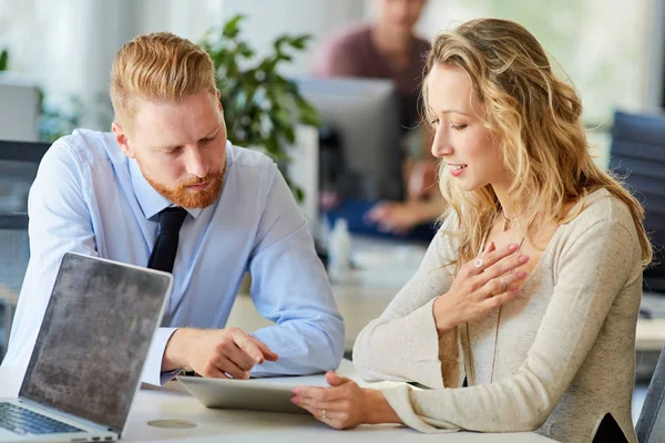 Two Colleagues Working Office Together — Stock Photo, Image