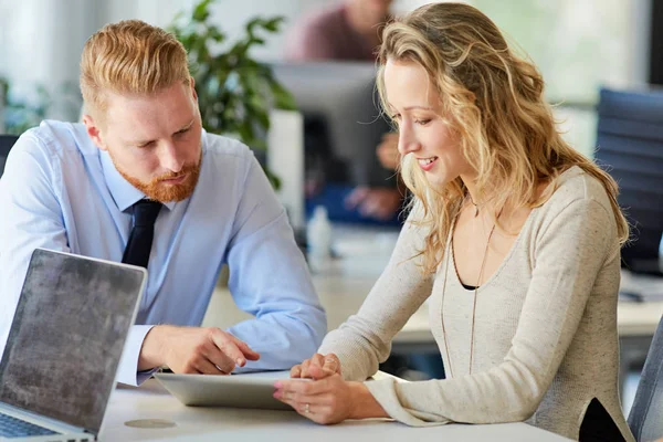 Due Colleghi Che Lavorano Insieme Ufficio — Foto Stock