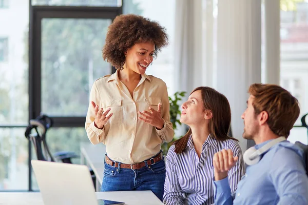 Concepto Inicio Equipo Creativo Hablando Oficina — Foto de Stock