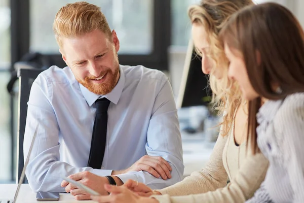 Concepto Inicio Equipo Creativo Hablando Oficina — Foto de Stock