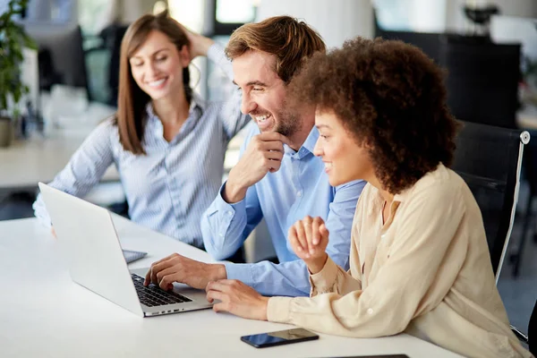 Conceito Inicialização Equipe Criativa Falando Escritório — Fotografia de Stock