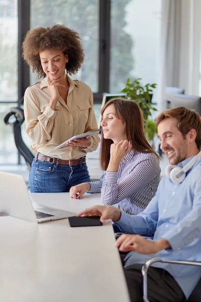 Concepto Inicio Equipo Creativo Hablando Oficina — Foto de Stock