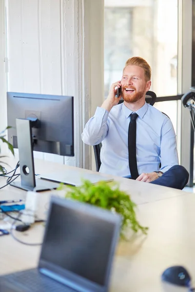 Joven Hombre Negocios Oficina Hablando Por Teléfono Móvil — Foto de Stock