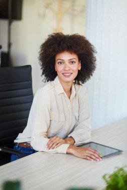 Genç bayan ofiste çalışıyor.