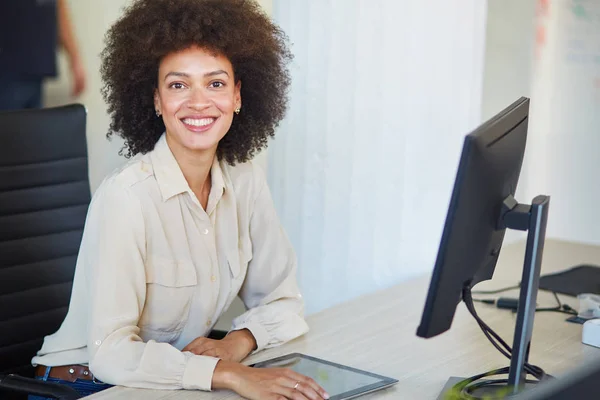 Junge Frau Arbeitet Büro — Stockfoto