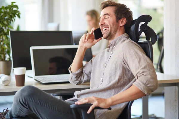 Seorang Pria Berbicara Telepon Genggamnya Saat Duduk Kantor — Stok Foto