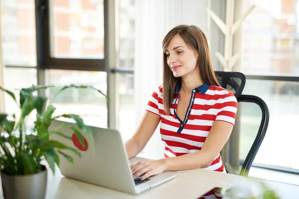 Junge Frau Arbeitet Büro — Stockfoto