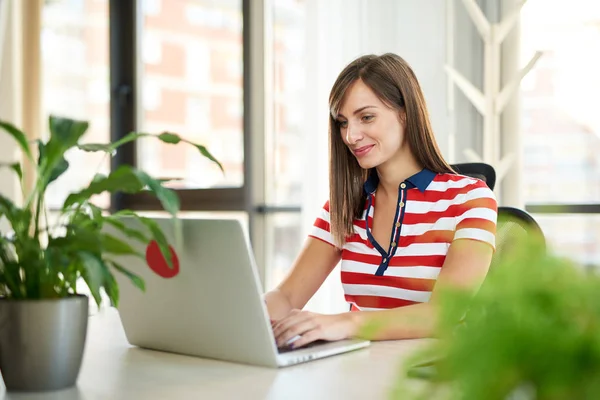 Jonge Vrouw Werkt Het Kantoor — Stockfoto