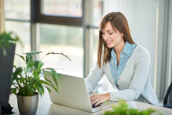 Mujer Joven Que Trabaja Ordenador Portátil Mientras Está Sentado Mesa — Foto de Stock