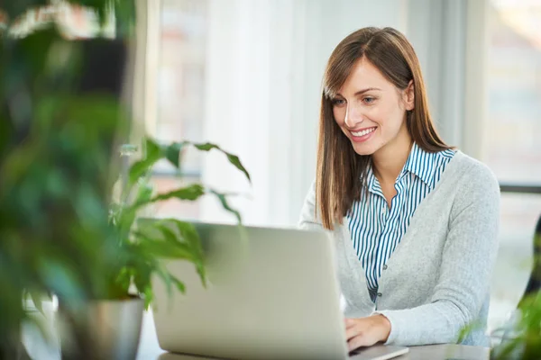 Giovane Donna Che Lavora Computer Portatile Mentre Siede Tavola Ufficio — Foto Stock