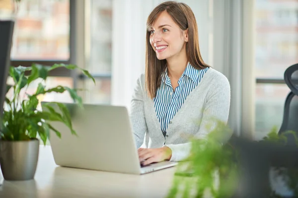 Mujer Joven Que Trabaja Ordenador Portátil Mientras Está Sentado Mesa — Foto de Stock