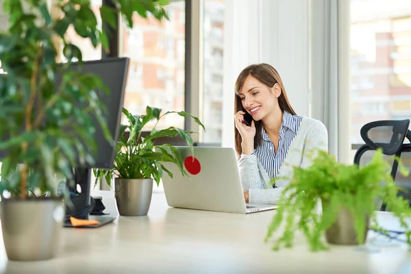 Mujer Joven Hablando Teléfono Inteligente Mientras Está Sentado Mesa Con — Foto de Stock