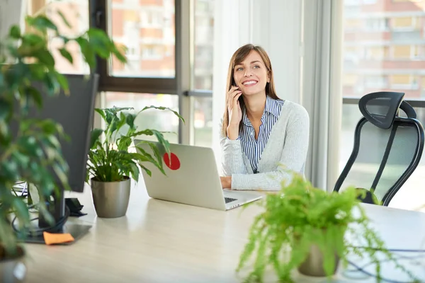 Mujer Joven Hablando Teléfono Inteligente Mientras Está Sentado Mesa Con — Foto de Stock