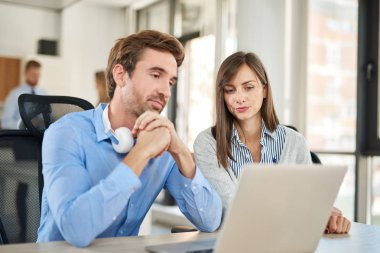 Başlangıç Ofis, birlikte çalışan iki kişi