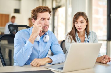 Başlangıç Ofis, birlikte çalışan iki kişi