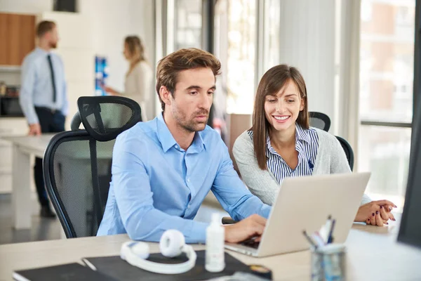 Dos Personas Oficina Inicio Trabajando Juntos — Foto de Stock