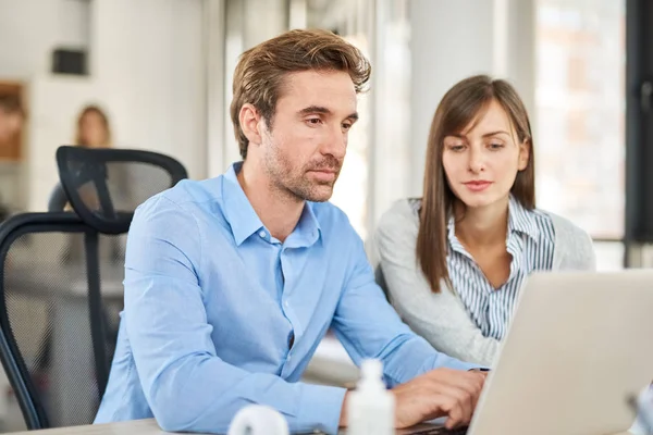 Başlangıç Ofis, birlikte çalışan iki kişi