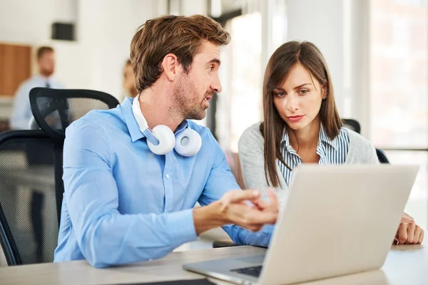 Başlangıç Ofis, birlikte çalışan iki kişi