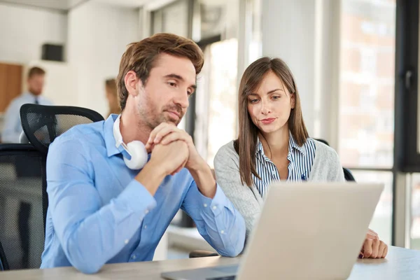 Başlangıç Ofis, birlikte çalışan iki kişi