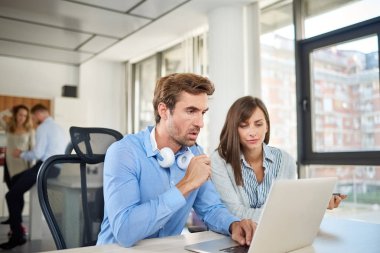 Başlangıç Ofis, birlikte çalışan iki kişi