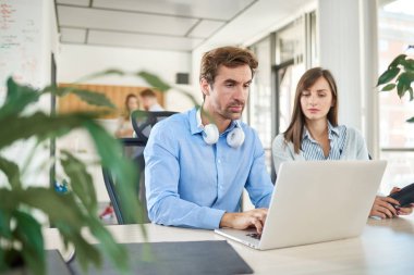 Başlangıç Ofis, birlikte çalışan iki kişi