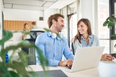 Başlangıç Ofis, birlikte çalışan iki kişi