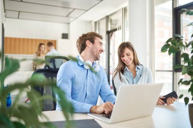 Başlangıç Ofis, birlikte çalışan iki kişi