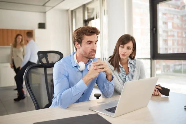 Deux Personnes Dans Bureau Démarrage Travaillant Ensemble — Photo